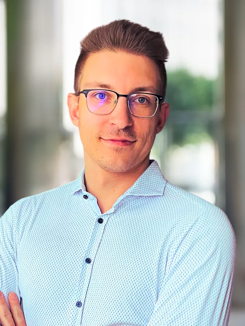 Dominik Glaser, Senior Statistiker bei NOVUSTAT für Nanotechnologie, technische Datenanalyse und Forschungsprojekte