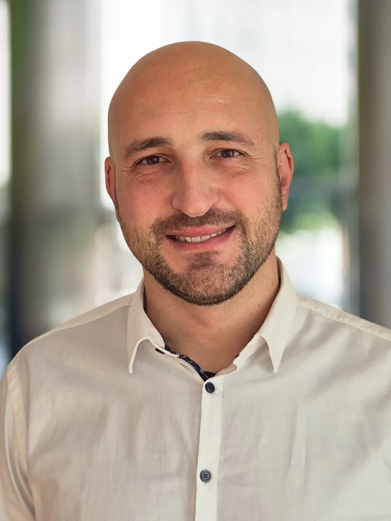 Dr. Andreas Hartung, Senior Statistiker bei NOVUSTAT für multivariate Analyseverfahren, Varianzanalysen und Survey-Daten