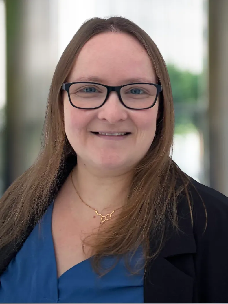 Dr. Anna Kodisch, Senior Statistikerin bei NOVUSTAT für Meta-Analysen, Poweranalysen und Fallzahlplanung