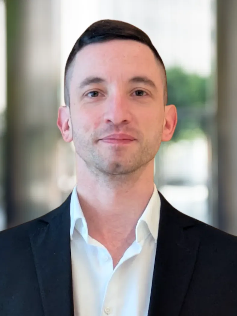 Dr. Lucas Scheliga, Senior Statistiker bei NOVUSTAT für experimentelle Forschungsdesigns, Regressionsmodelle und robuste statistische Auswertungen