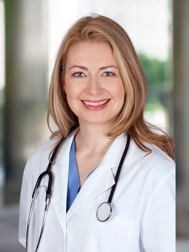 Dr. Clara Hoffmann, Expertin für klinische Studien bei NOVUSTAT für Studiendesign, Endpunktdefinition und medizinische Forschung