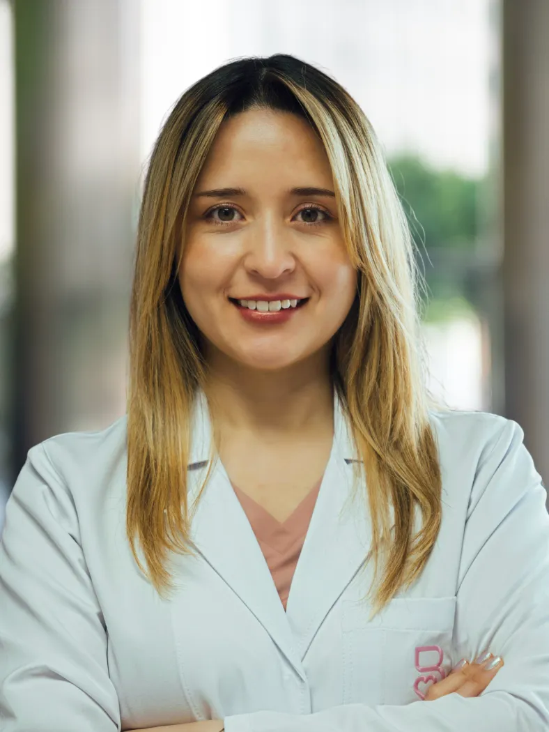 Dr. Anna Keller, Expertin für Biostatistik bei NOVUSTAT für klinische Forschung, medizinische Studien und statistische Auswertungen