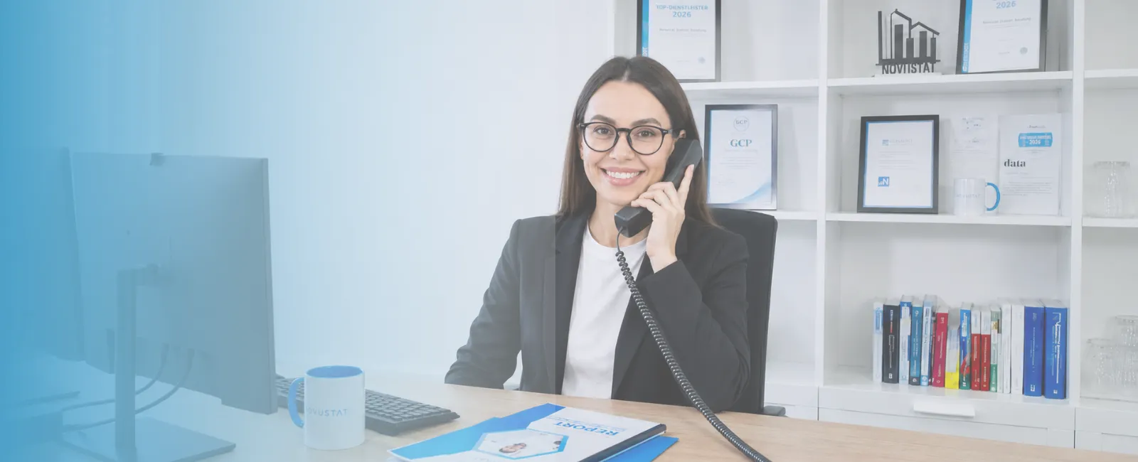 NOVUSTAT Mitarbeiterin am Telefon zur kostenfreien Anfrage und Ersteinschätzung eines Statistikprojekts.