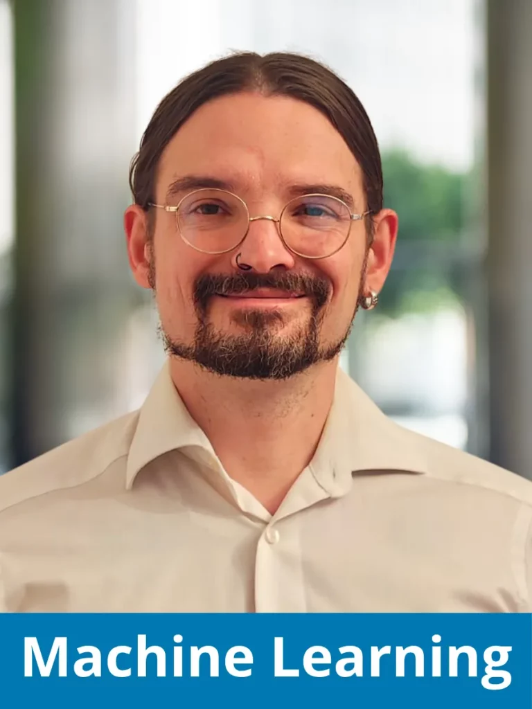 Image description: Portrait of Simon Ohlhäuser, expert in machine learning, clustering, and data-driven analysis projects at NOVUSTAT.